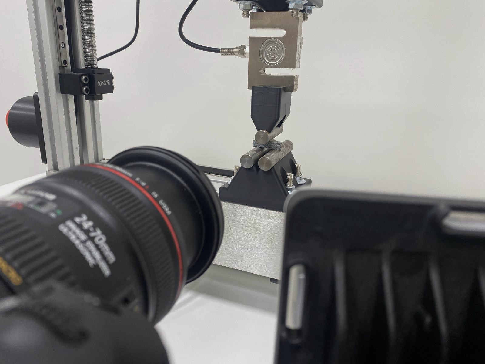 Concrete sample in three-point bending test DIC setup