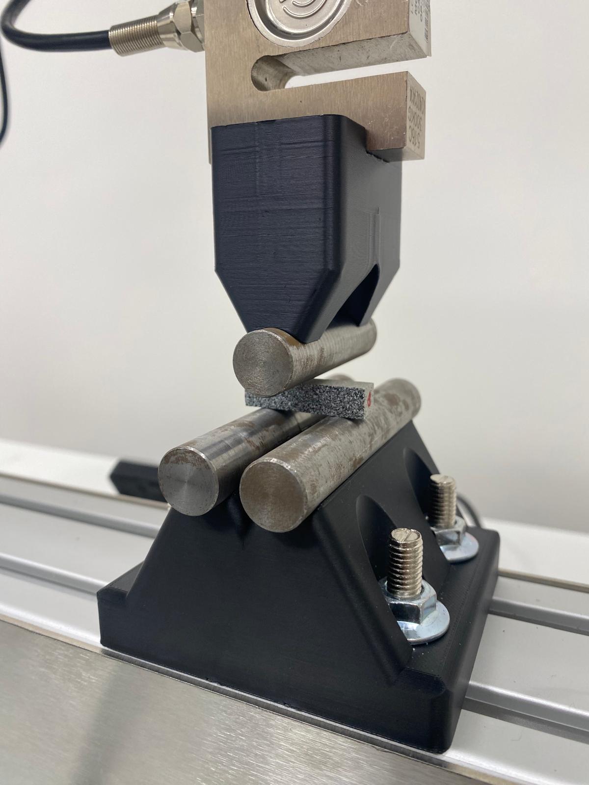 Concrete sample in three-point bending test setup