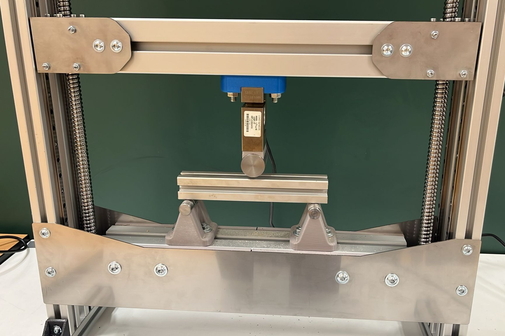 Three-point bending test of an aluminum specimen