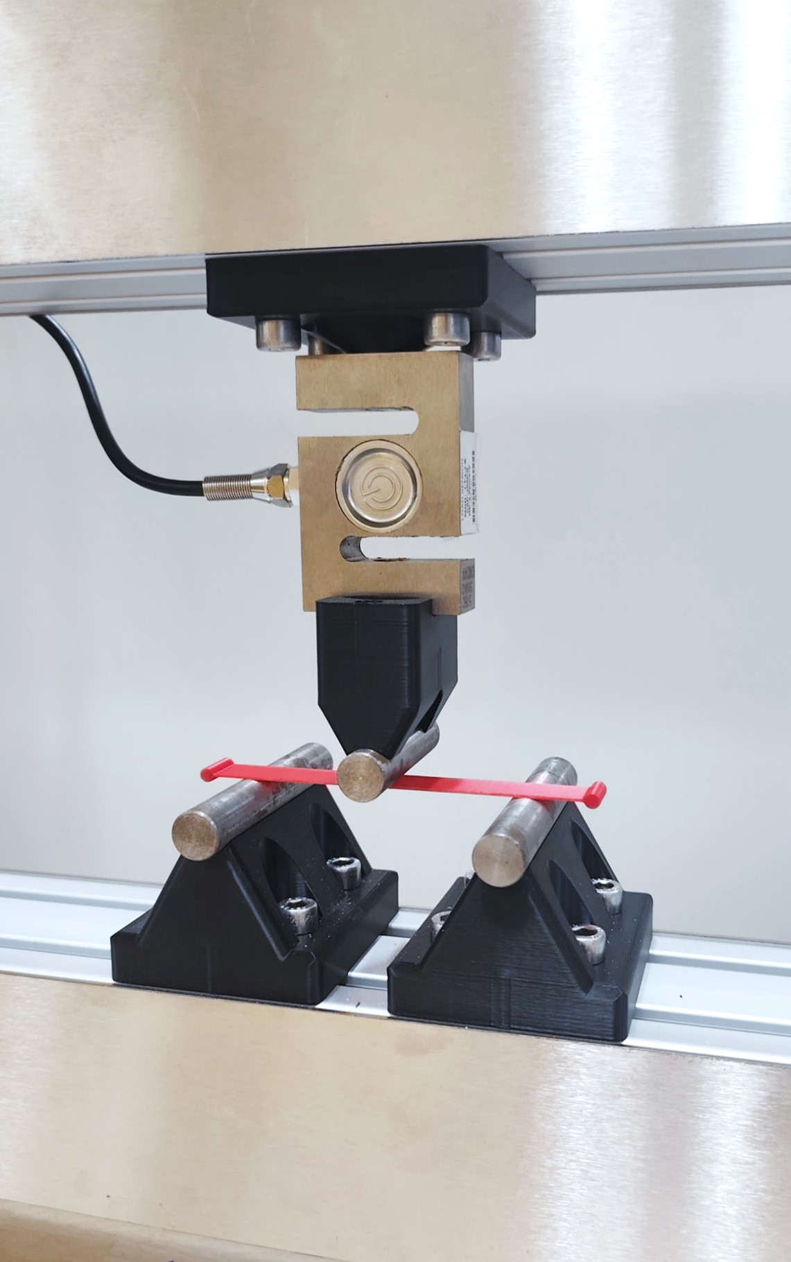 Three-point bending test of a PETG specimen