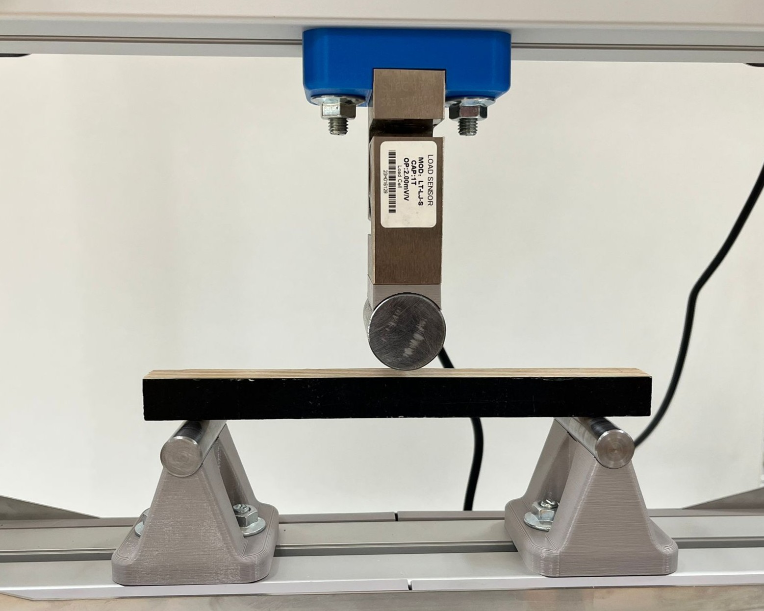 Three-point bending test of a timber specimen