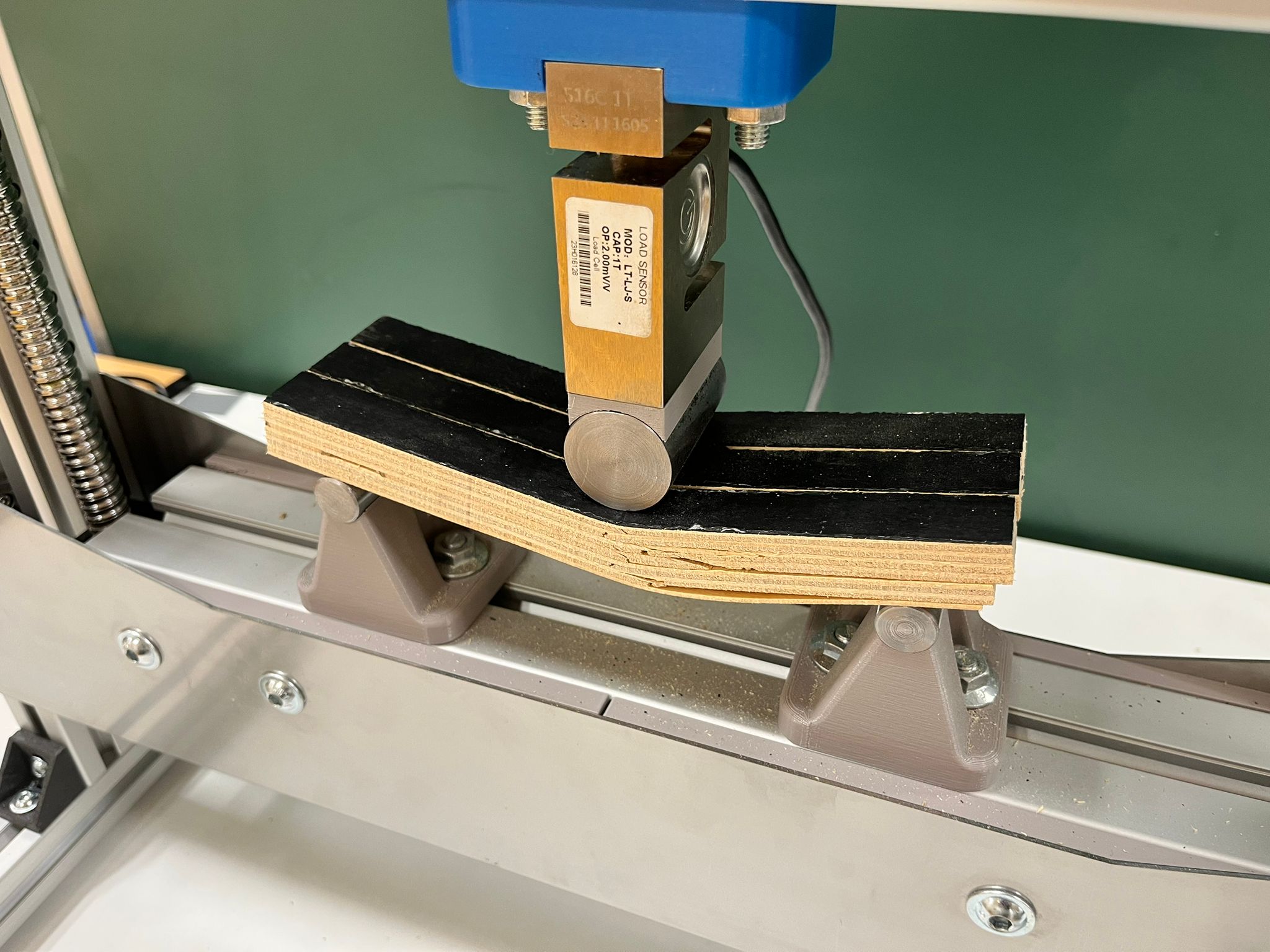 Detailed three-point bending experiment