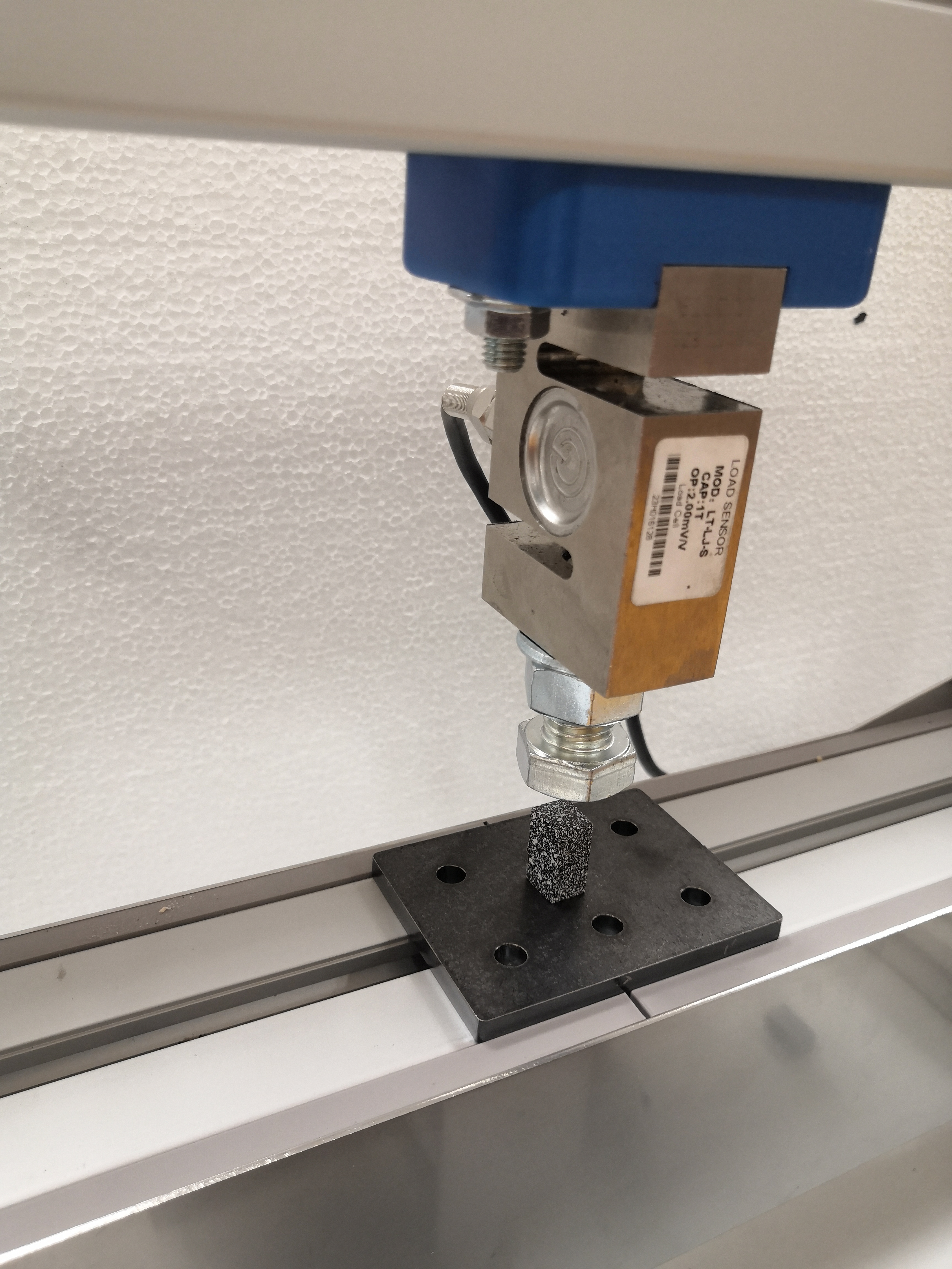 Compression of basalt sample in the Thymos frame