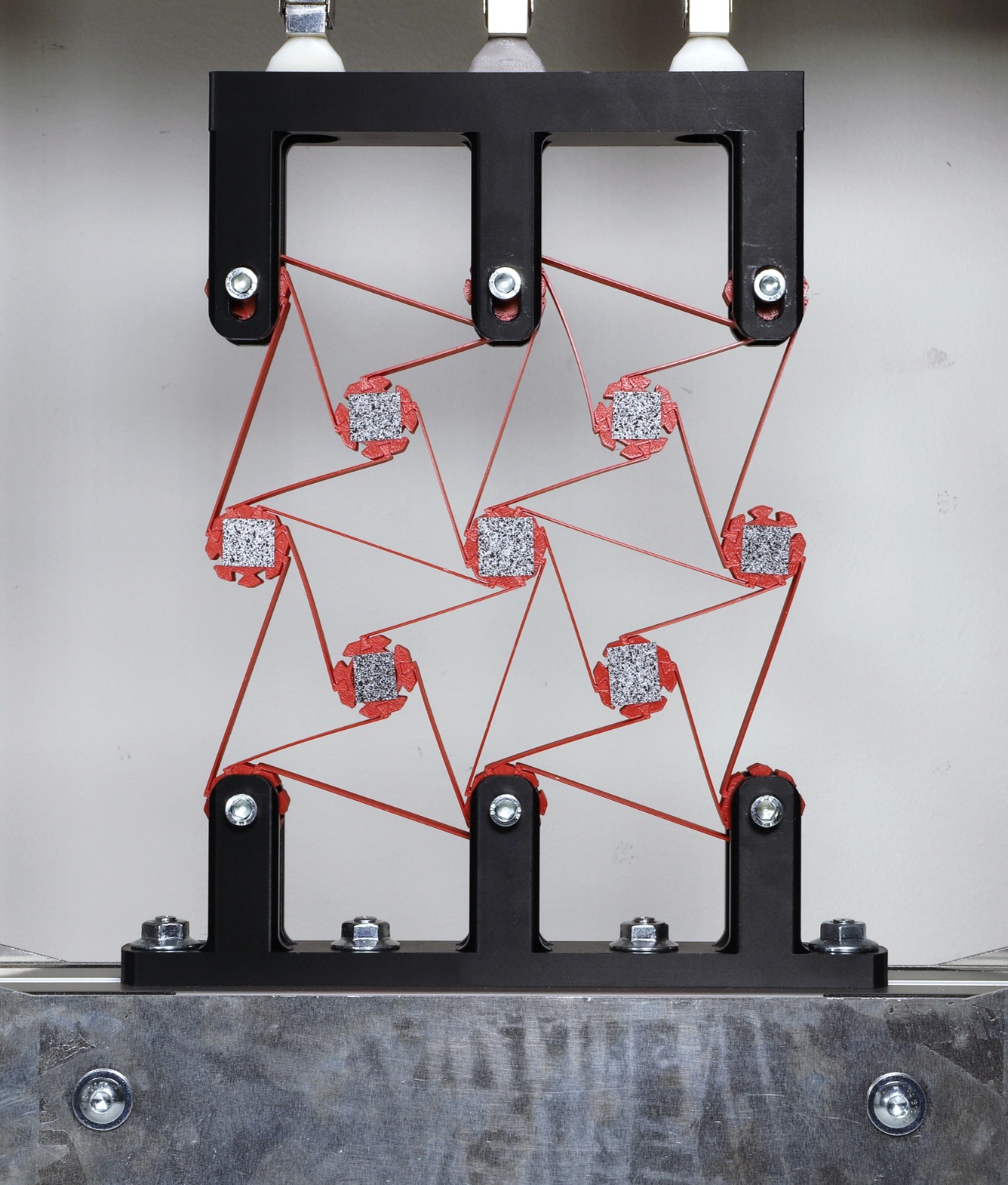 Chiral metamaterial compression test setup