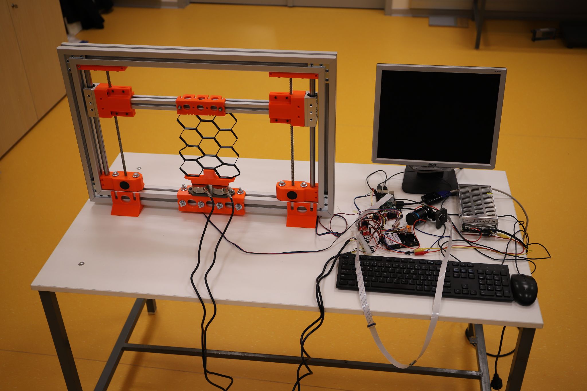 Horizontal experimental setup with a cellular specimen